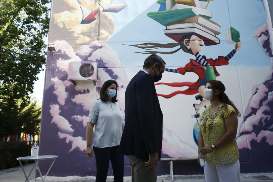 Μητσοτάκης σε μαθητές δημοτικού στους Αγίους Αναργύρους: Θαυμάζω τη συνέπειά σας (βίντεο)