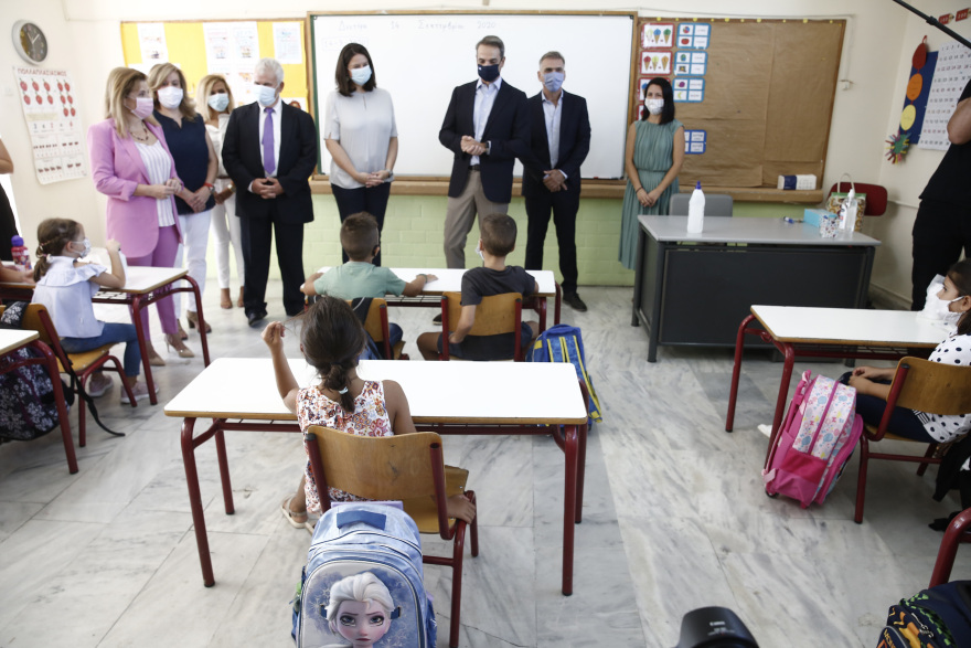 Μητσοτάκης σε μαθητές δημοτικού στους Αγίους Αναργύρους: Θαυμάζω τη συνέπειά σας (βίντεο)