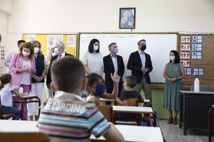 Μητσοτάκης σε μαθητές δημοτικού στους Αγίους Αναργύρους: Θαυμάζω τη συνέπειά σας (βίντεο)