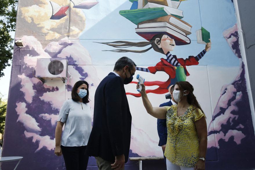 Μητσοτάκης σε μαθητές δημοτικού στους Αγίους Αναργύρους: Θαυμάζω τη συνέπειά σας (βίντεο)