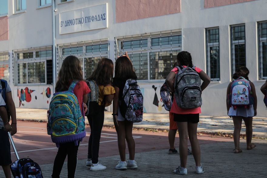 Ανοίγουν τα σχολεία σήμερα:  Όλα όσα πρέπει να γνωρίζουν μαθητές, γονείς και καθηγητές