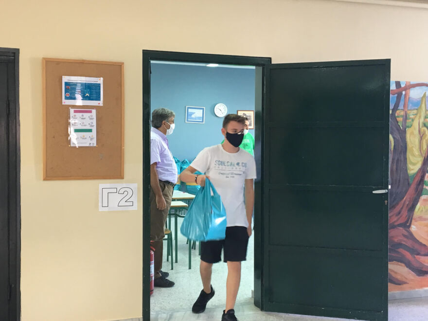 Σχολεία - Κορωνοϊός:  Οι μάσκες, οι θερμομετρήσεις και τα πλέξιγκλας οι «πρωταγωνιστές» της φετινής χρονιάς 