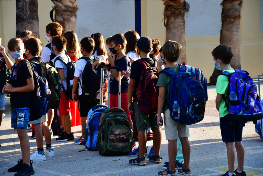 Ανοίγουν τα σχολεία σήμερα:  Όλα όσα πρέπει να γνωρίζουν μαθητές, γονείς και καθηγητές