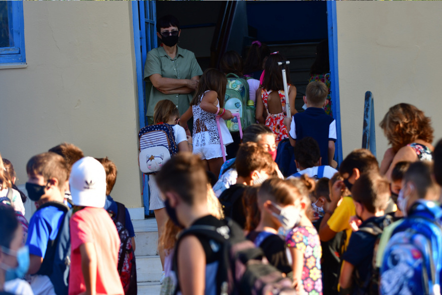 Ανοίγουν τα σχολεία σήμερα:  Όλα όσα πρέπει να γνωρίζουν μαθητές, γονείς και καθηγητές