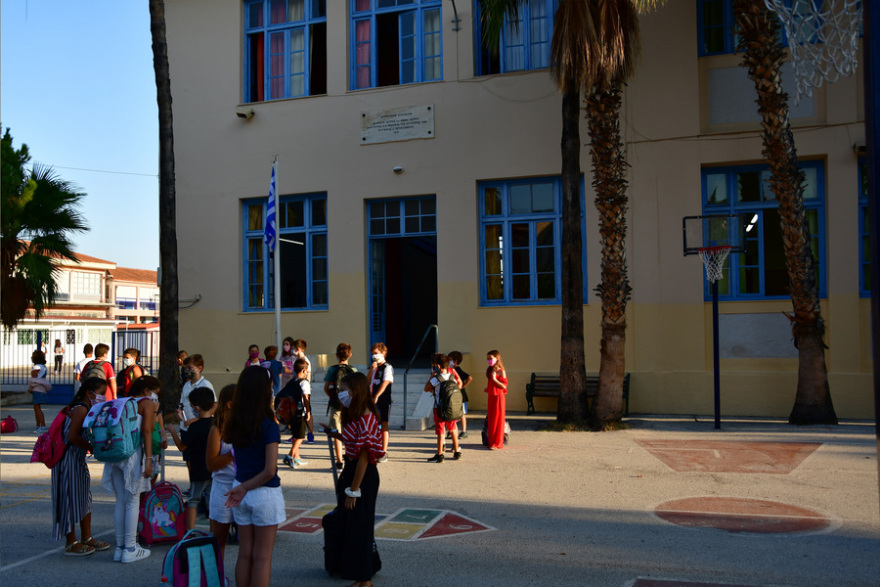 Ανοίγουν τα σχολεία σήμερα:  Όλα όσα πρέπει να γνωρίζουν μαθητές, γονείς και καθηγητές