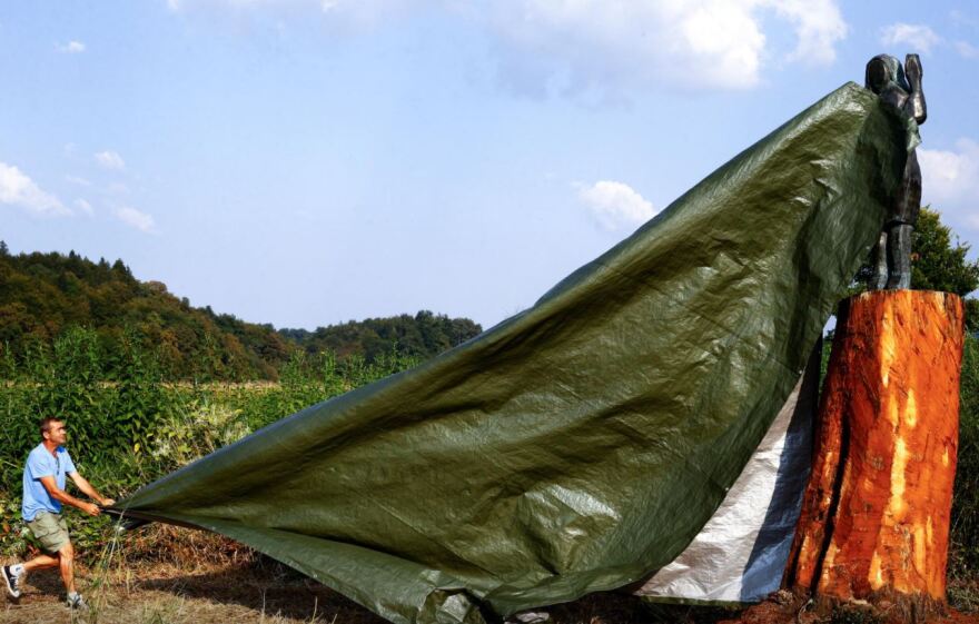 Σλοβενία: Το νέο άγαλμα της Μελάνια Τραμπ είναι το πιο... κακόγουστο όλων των εποχών (φωτογραφίες)