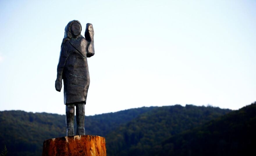 Σλοβενία: Το νέο άγαλμα της Μελάνια Τραμπ είναι το πιο... κακόγουστο όλων των εποχών (φωτογραφίες)