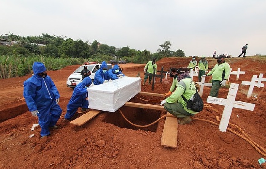 Κορωνοϊός - Ινδονησία: Όσοι δεν φορούν μάσκες θα σκάβουν τάφους για θύματα της πανδημίας