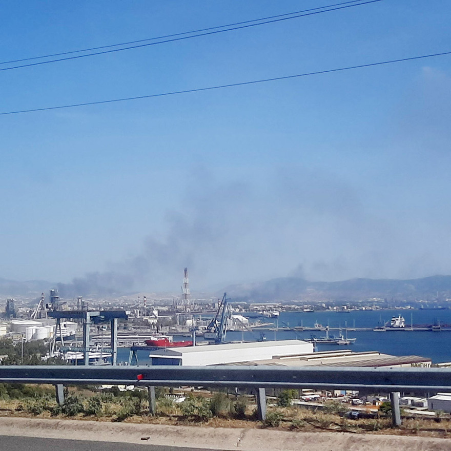 Υπό έλεγχο η φωτιά σε αποθήκη ξυλείας στον Ασπρόπυργο (βίντεο)