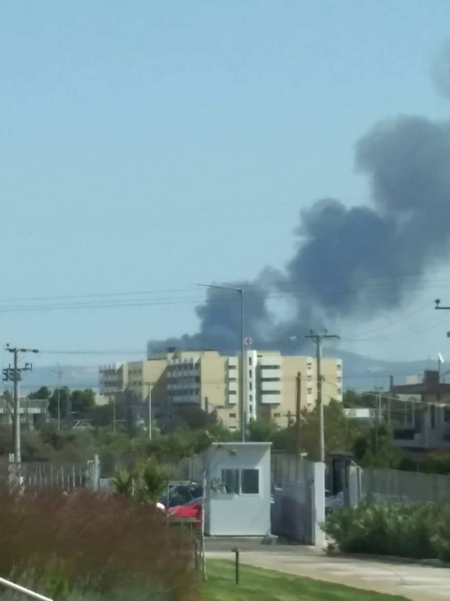 Υπό έλεγχο η φωτιά σε αποθήκη ξυλείας στον Ασπρόπυργο (βίντεο)