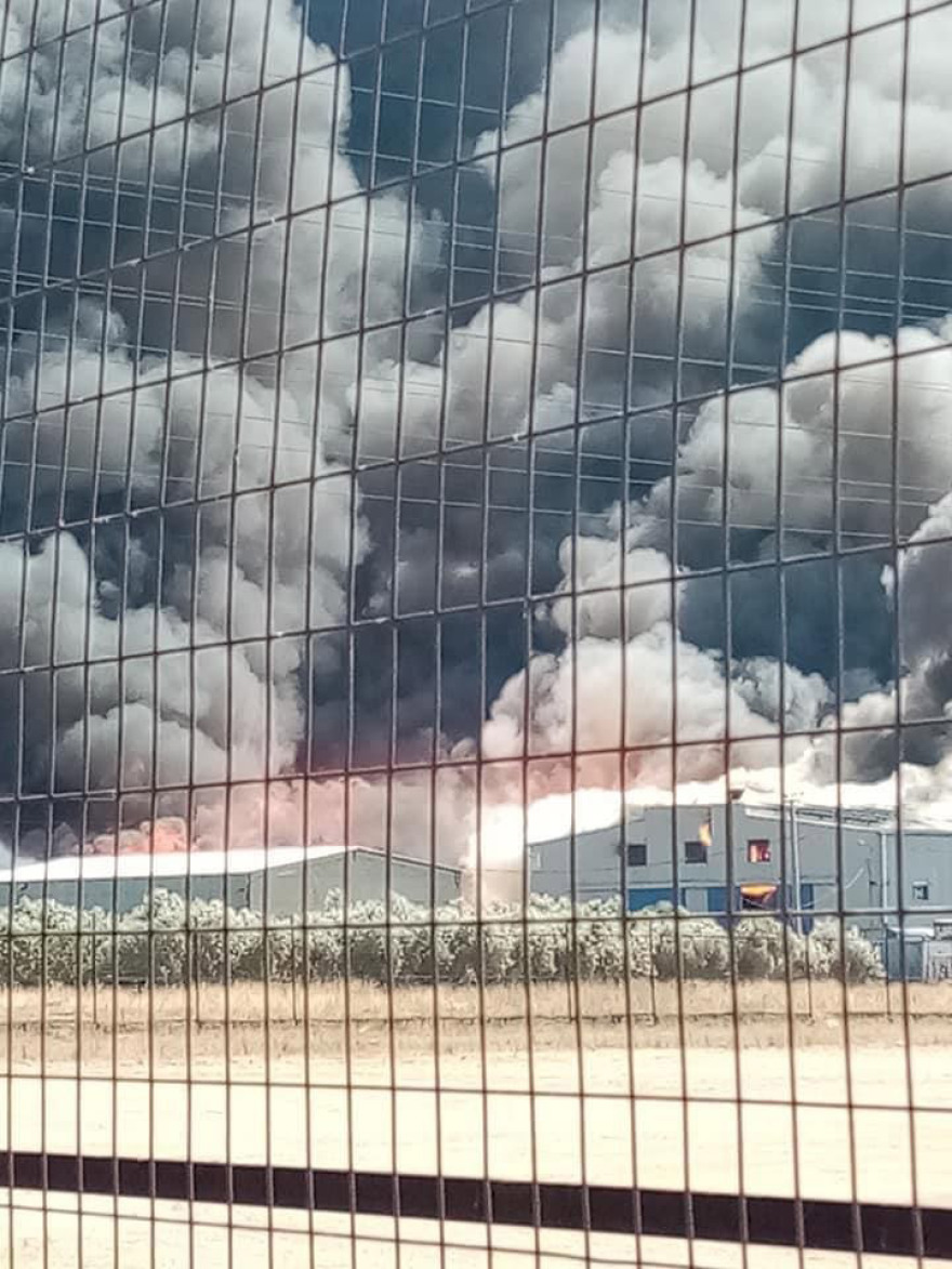 Υπό έλεγχο η φωτιά σε αποθήκη ξυλείας στον Ασπρόπυργο (βίντεο)