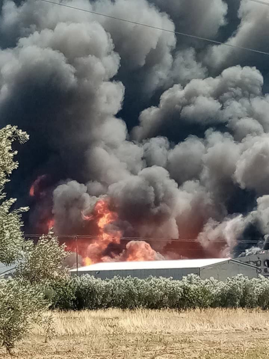 Υπό έλεγχο η φωτιά σε αποθήκη ξυλείας στον Ασπρόπυργο (βίντεο)