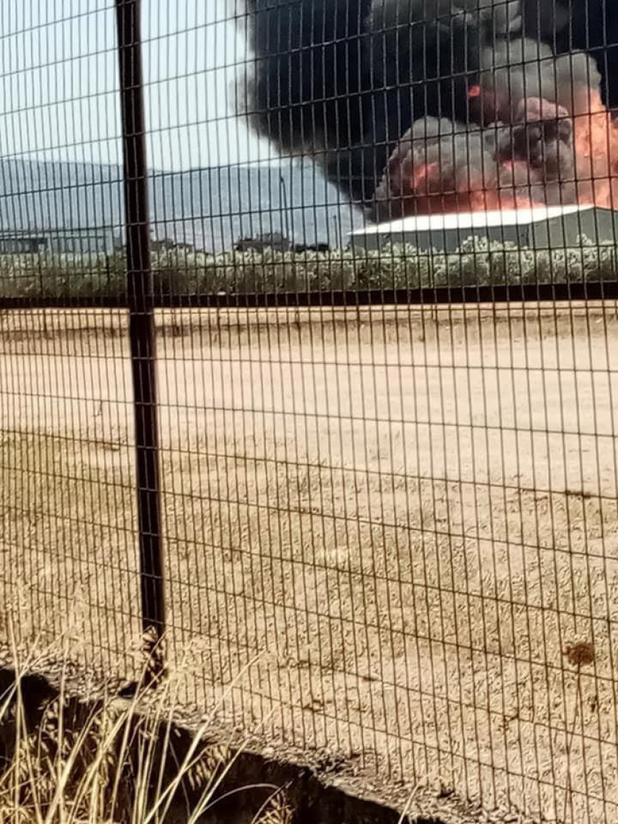 Υπό έλεγχο η φωτιά σε αποθήκη ξυλείας στον Ασπρόπυργο (βίντεο)