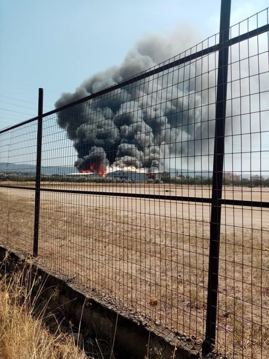Υπό έλεγχο η φωτιά σε αποθήκη ξυλείας στον Ασπρόπυργο (βίντεο)