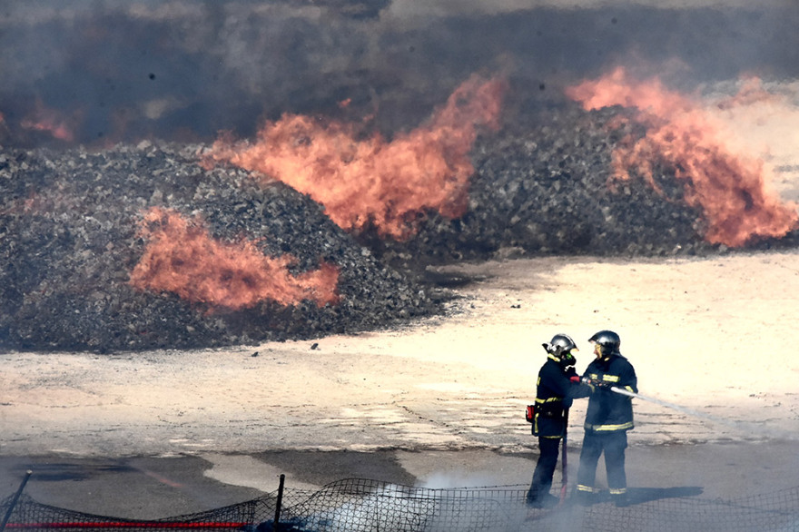 Υπό έλεγχο η φωτιά σε αποθήκη ξυλείας στον Ασπρόπυργο (βίντεο)