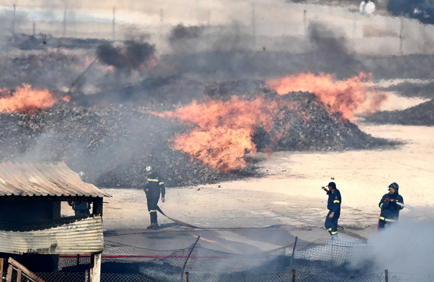 Υπό έλεγχο η φωτιά σε αποθήκη ξυλείας στον Ασπρόπυργο (βίντεο)