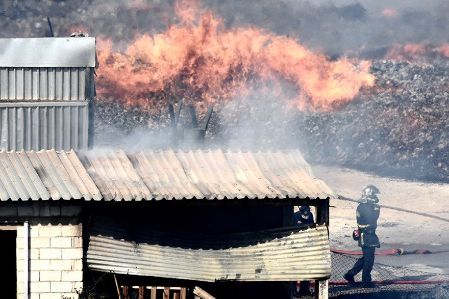Υπό έλεγχο η φωτιά σε αποθήκη ξυλείας στον Ασπρόπυργο (βίντεο)