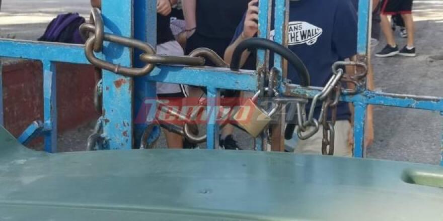 Ξεκίνησαν οι καταλήψεις στα σχολεία για τη μάσκα - Οι μαθητές κλείδωσαν έξω τους καθηγητές 