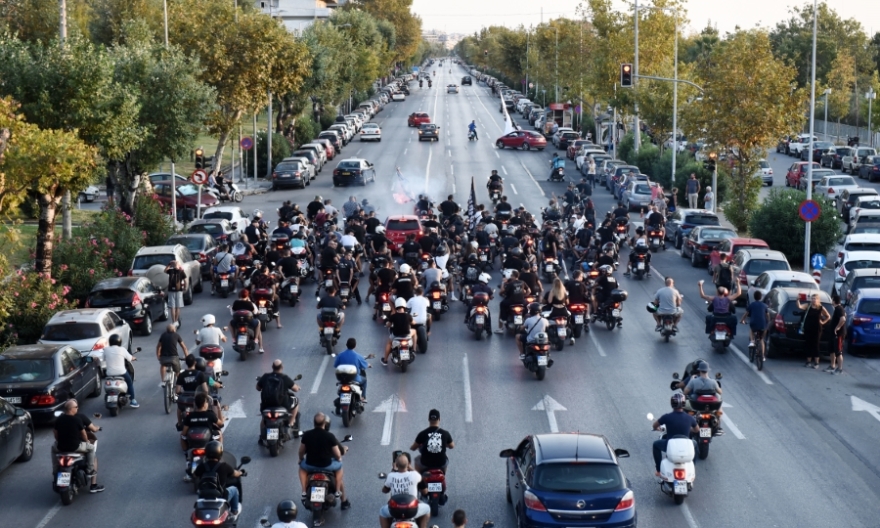 ΠΑΟΚ: Αποθέωση από οπαδούς στο ξενοδοχείο κατά την αναχώρηση