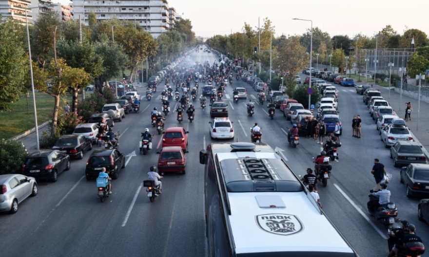 ΠΑΟΚ: Αποθέωση από οπαδούς στο ξενοδοχείο κατά την αναχώρηση