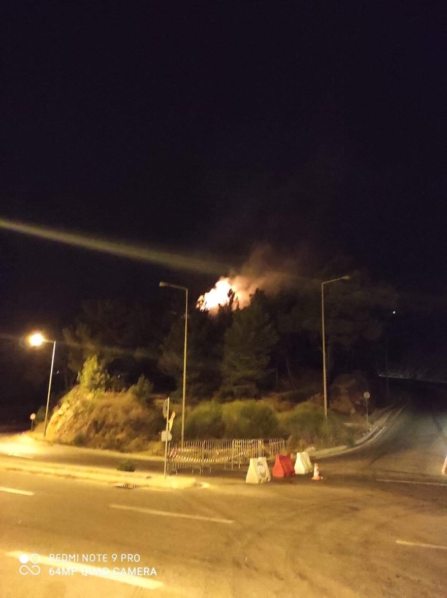 Φωτιά κοντά στη δομή μεταναστών της Σάμου