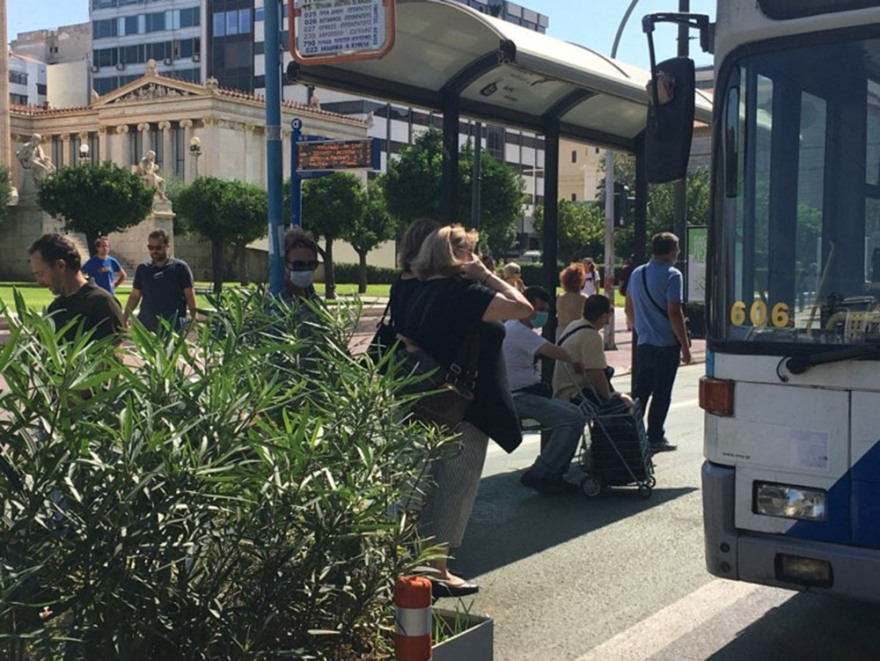 Αυτοψία του protothema.gr στην Αττική: Πώς τηρήθηκαν τα μέτρα σε στάσεις λεωφορείων και λαϊκές