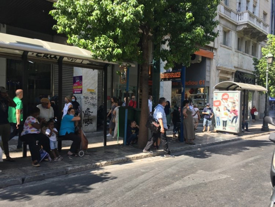 Αυτοψία του protothema.gr στην Αττική: Πώς τηρήθηκαν τα μέτρα σε στάσεις λεωφορείων και λαϊκές