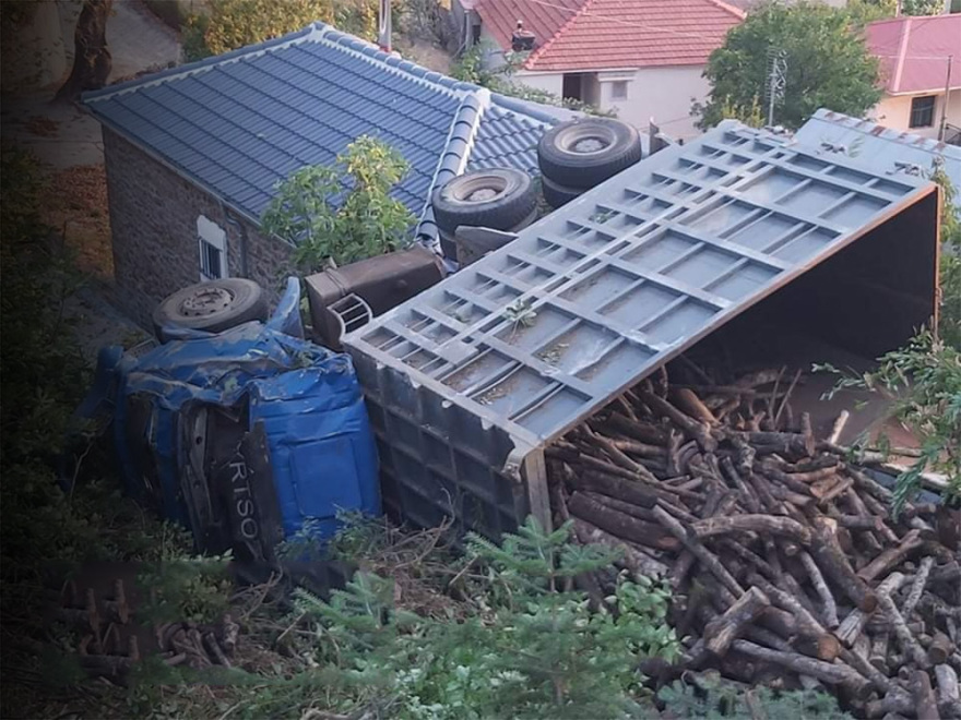 Σοβαρό τροχαίο για τον γιο του Γιώργου Κύρτσου: Ανετράπη το φορτηγό που οδηγούσε και έπεσε σε πλαγιά 50 μέτρων