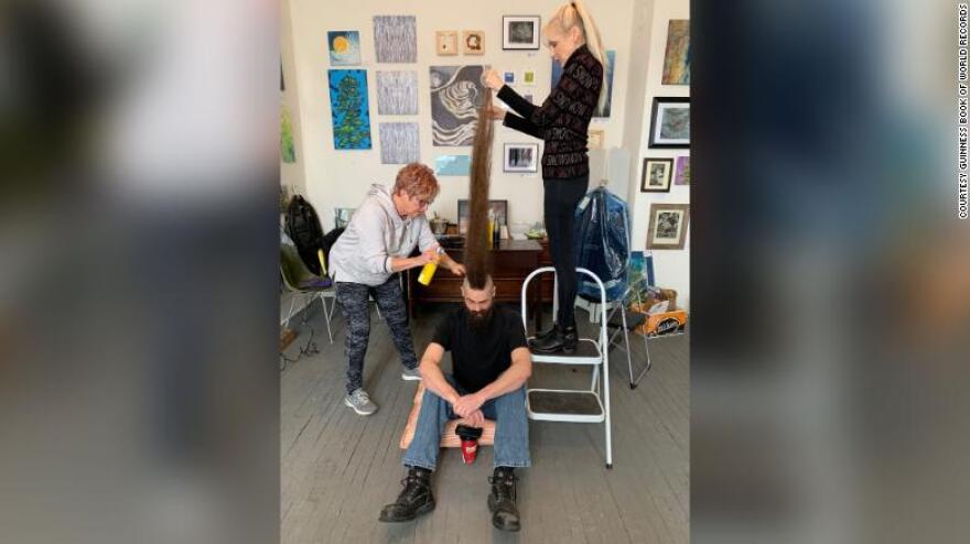 Ρεκόρ Γκίνες για την μεγαλύτερη «μοϊκάνα»: Είναι μήκους 1,08 μέτρα και την έχει Αμερικανός - Δείτε βίντεο