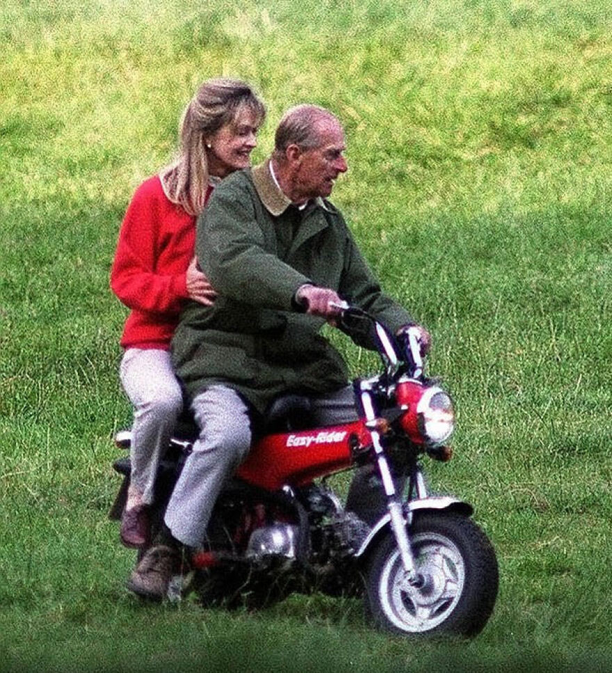 Ο Φίλιππος, η Ελισάβετ και οι... δώδεκα σχέσεις μέσα σε επτά δεκαετίες γάμου 