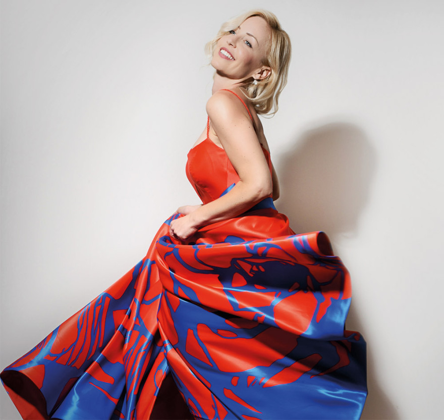 Τες Σπέντζος: «Η ομορφιά δεν είναι πάντα διαβατήριο»