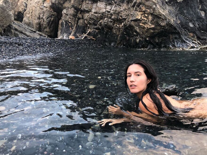 Φωτογραφία: Η Ελένη Βαΐτσου κολυμπά γυμνή στη θάλασσα 