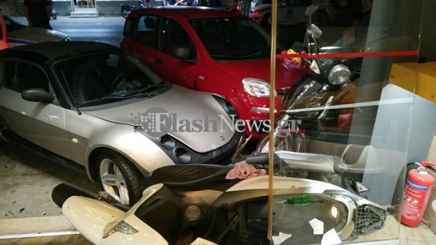 Χανιά: Αλβανός μπούκαρε με αυτοκίνητο σε κατάστημα για να χτυπήσει συμπατριώτη του - Δείτε φωτογραφίες