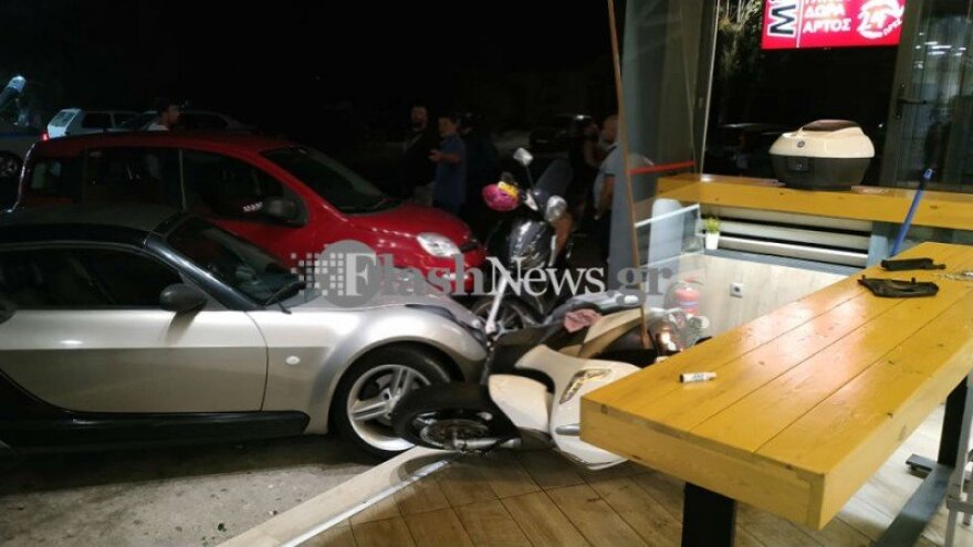 Χανιά: Αλβανός μπούκαρε με αυτοκίνητο σε κατάστημα για να χτυπήσει συμπατριώτη του - Δείτε φωτογραφίες