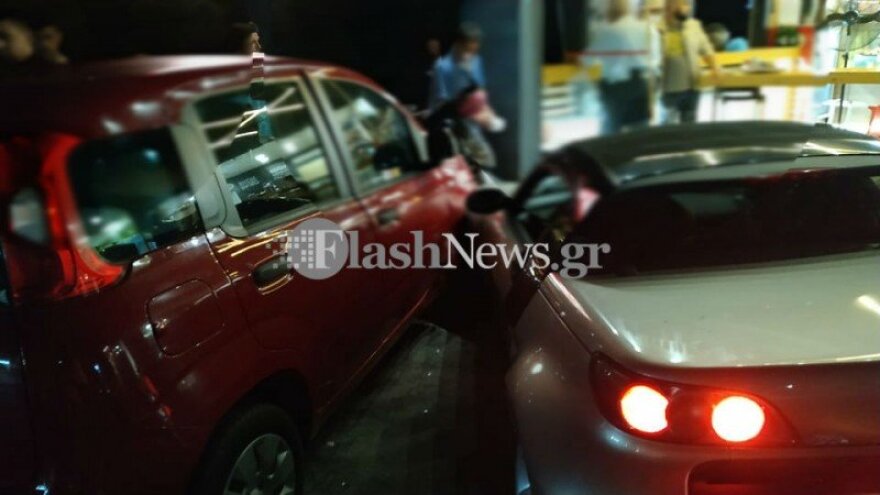 Χανιά: Αλβανός μπούκαρε με αυτοκίνητο σε κατάστημα για να χτυπήσει συμπατριώτη του - Δείτε φωτογραφίες
