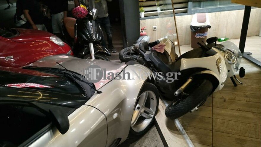 Χανιά: Αλβανός μπούκαρε με αυτοκίνητο σε κατάστημα για να χτυπήσει συμπατριώτη του - Δείτε φωτογραφίες