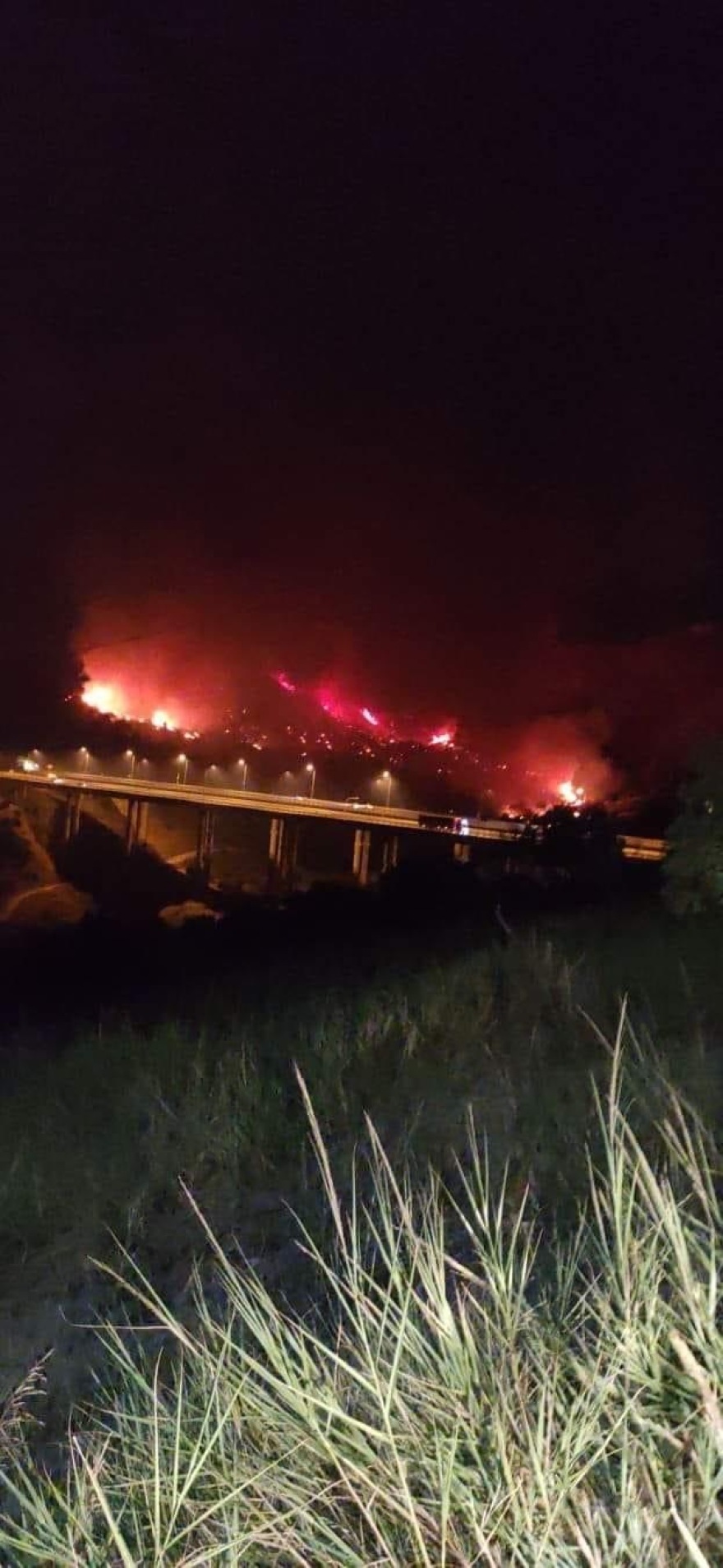 Μεγάλη πυρκαγιά στην Πάτρα κοντά σε κατοικημένη περιοχή: Εντολή εκκένωσης στα πρώτα σπίτια στα Συχαινά