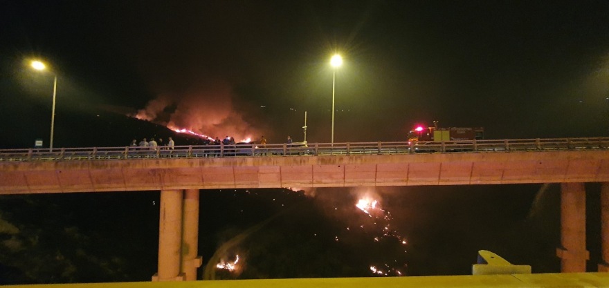 Μεγάλη πυρκαγιά στην Πάτρα κοντά σε κατοικημένη περιοχή: Εντολή εκκένωσης στα πρώτα σπίτια στα Συχαινά