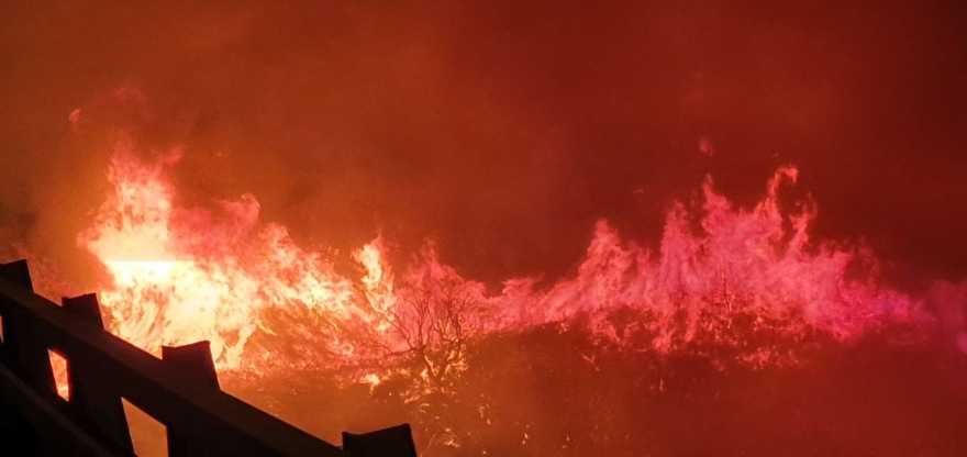 Μεγάλη πυρκαγιά στην Πάτρα κοντά σε κατοικημένη περιοχή: Εντολή εκκένωσης στα πρώτα σπίτια στα Συχαινά