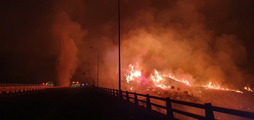 Μεγάλη πυρκαγιά στην Πάτρα κοντά σε κατοικημένη περιοχή: Εντολή εκκένωσης στα πρώτα σπίτια στα Συχαινά