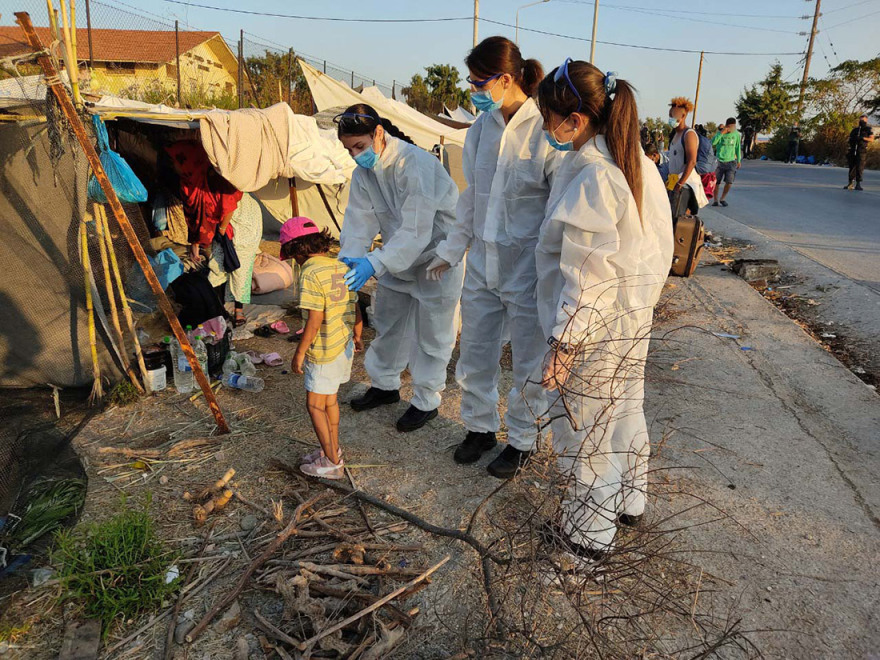 Αστυνομική επιχείρηση στη Λέσβο για τη μεταφορά των μεταναστών στο Καρά Τεπέ - Δείτε βίντεο 