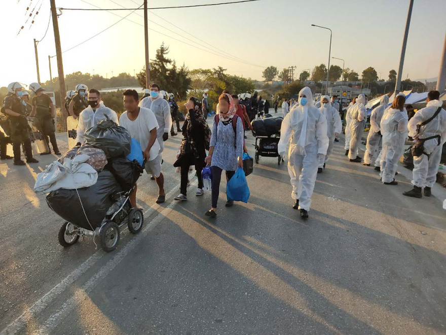 Αστυνομική επιχείρηση στη Λέσβο για τη μεταφορά των μεταναστών στο Καρά Τεπέ - Δείτε βίντεο 