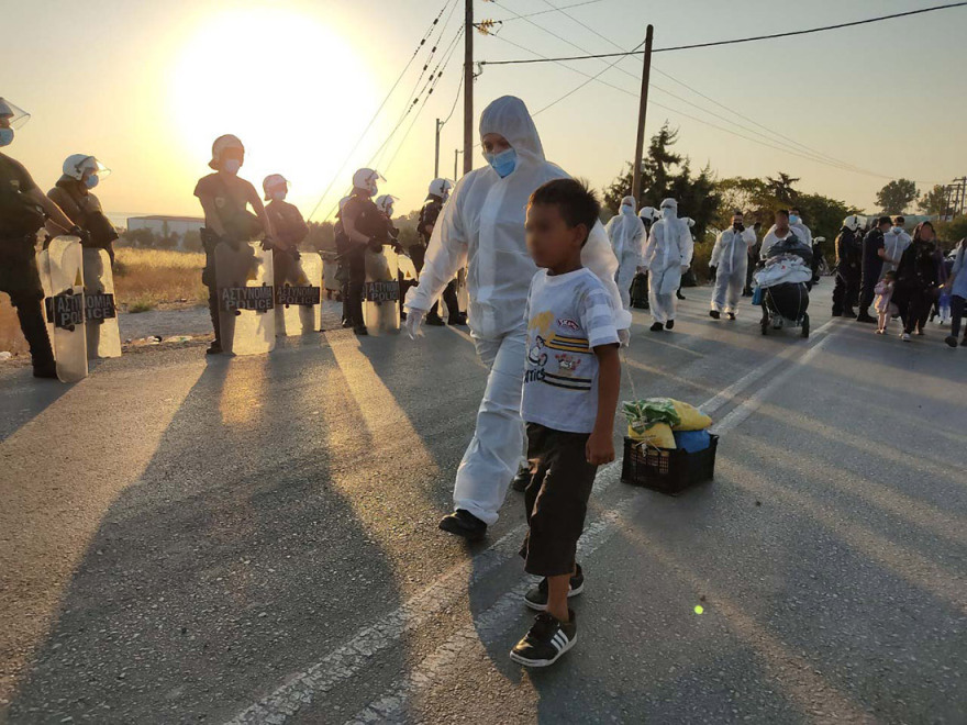 Αστυνομική επιχείρηση στη Λέσβο για τη μεταφορά των μεταναστών στο Καρά Τεπέ - Δείτε βίντεο 