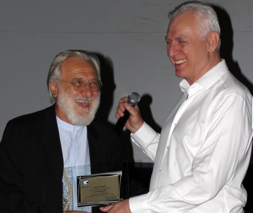 Γιάννης Σμαραγδής: Τιμητική βράβευση από τον Δήμαρχο Περιστερίου Ανδρέα Παχατουρίδη 