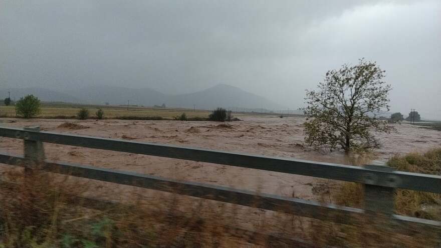Κακοκαιρία «Ιανός»: Φούσκωσαν τα ρέματα στα Φάρσαλα - Προβλήματα στο οδικό δίκτυο - Δείτε βίντεο, φωτογραφίες