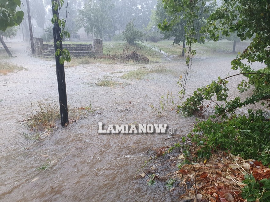 Κακοκαιρία Ιανός: Εκκενώθηκε νηπιαγωγείο στη Λαμία - Πλημμύρισαν υπόγεια ξενοδοχείων