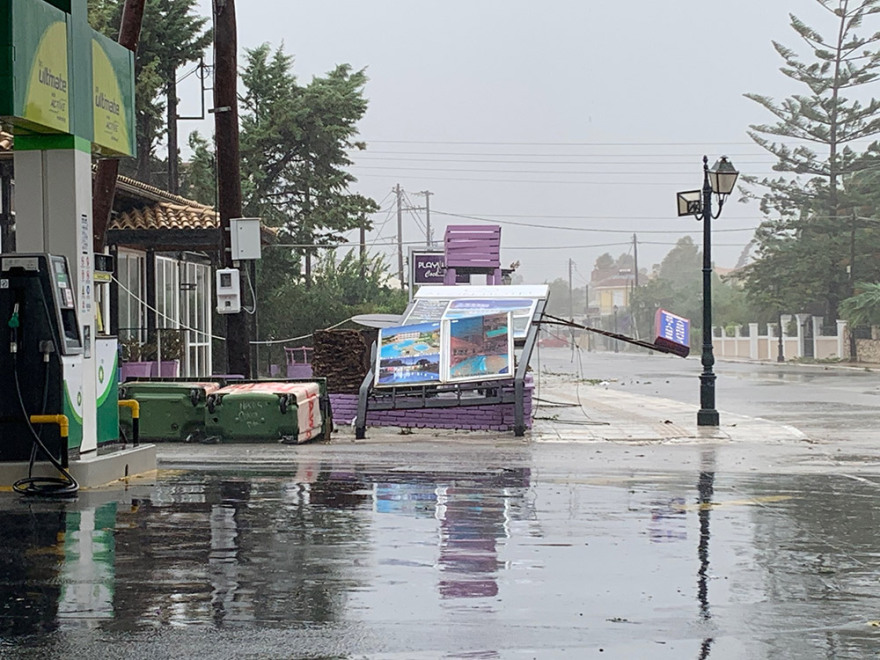 Κακοκαιρία Ιανός: Έφτασε για τα καλά στη Ζάκυνθο - Κολώνες της ΔΕΗ, δέντρα και μηχανάκια στον δρόμο