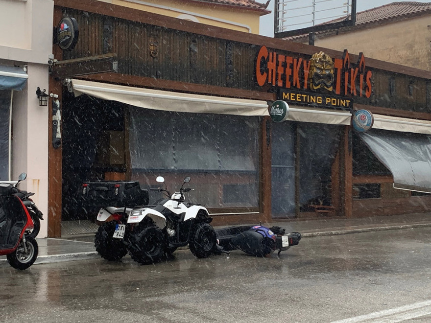 Κακοκαιρία Ιανός: Έφτασε για τα καλά στη Ζάκυνθο - Κολώνες της ΔΕΗ, δέντρα και μηχανάκια στον δρόμο