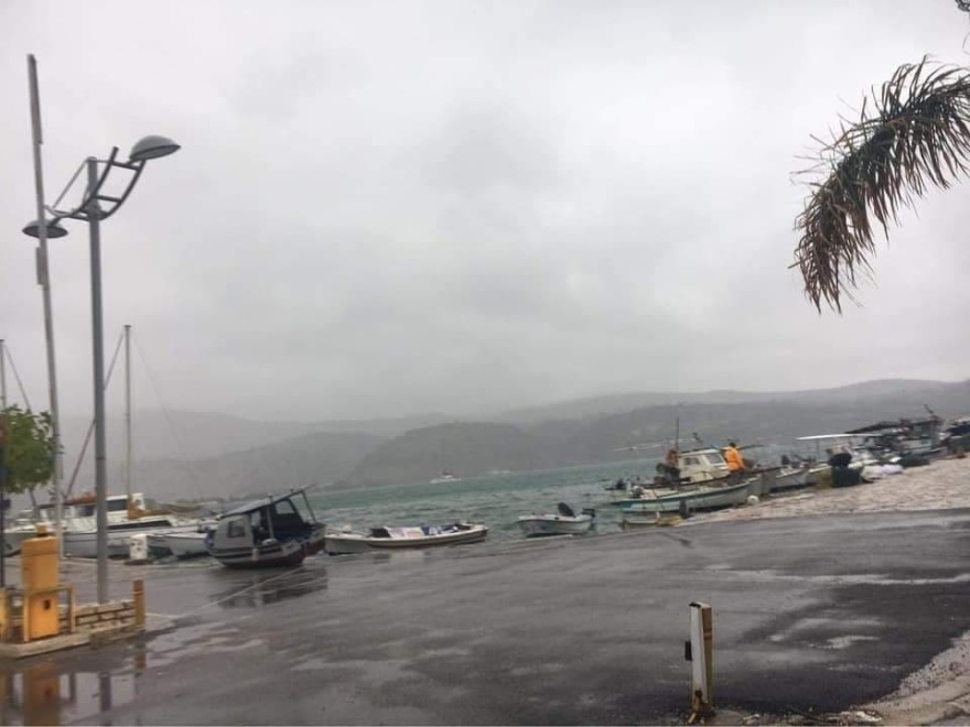 Κακοκαιρία Ιανός: Βούλιαξαν βάρκες στο λιμάνι του Αστακού