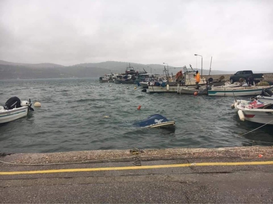 Κακοκαιρία Ιανός: Βούλιαξαν βάρκες στο λιμάνι του Αστακού